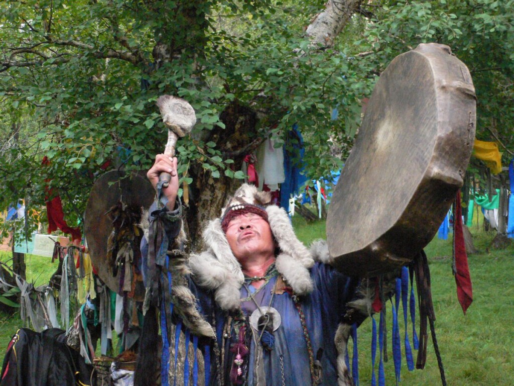 Chamane mongol jouant du tambour