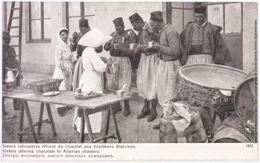 Sœurs infirmières offrant du chocolat aux tirailleurs algériens