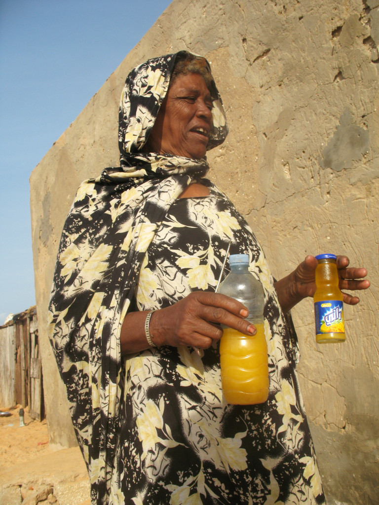 Femme Imraguen de Mauritanie montrant sa réserve de graisse de Tortues verte Chelonia mydas