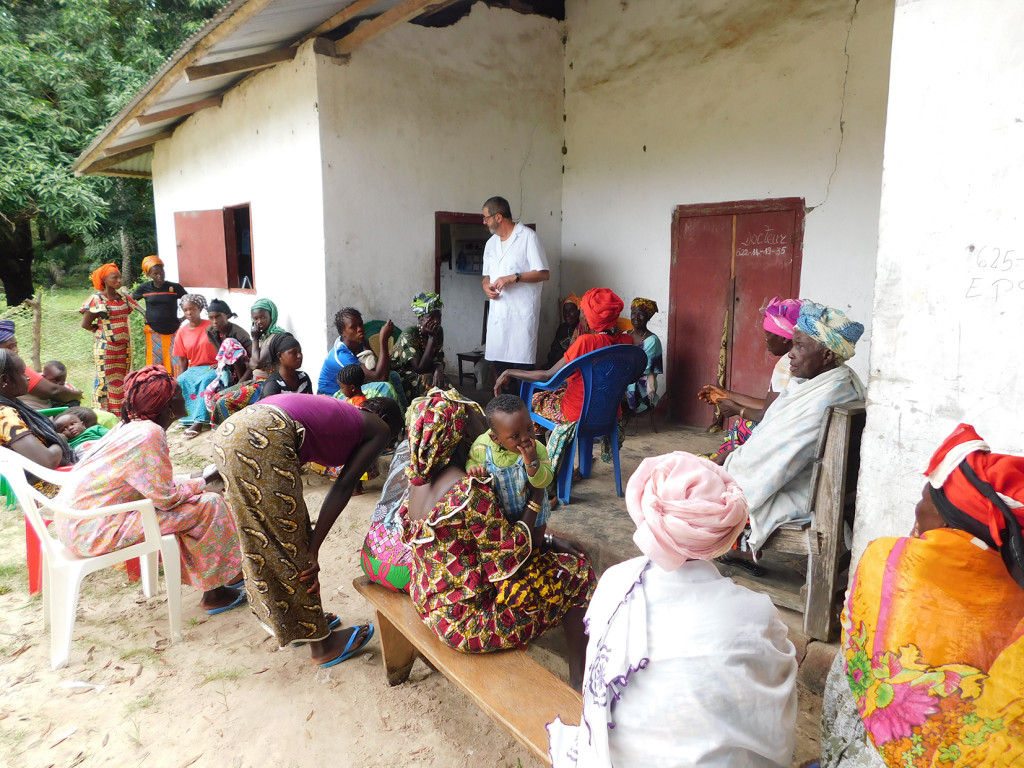 Opération de contrôle médical des femmes et enfants au dispensaire de Katfoura, en cours de réhabilitation.