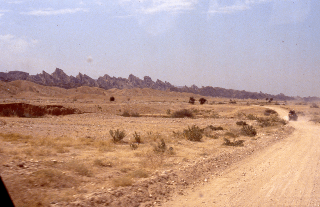 Piste dans le désert du Balouchistan, entre Quetta et Dera Bugti