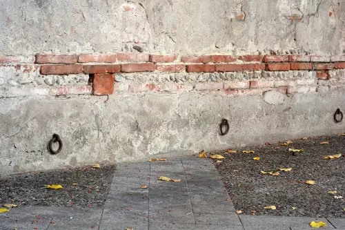 Anneaux d’accroche ayant servis à l’attache des chevaux