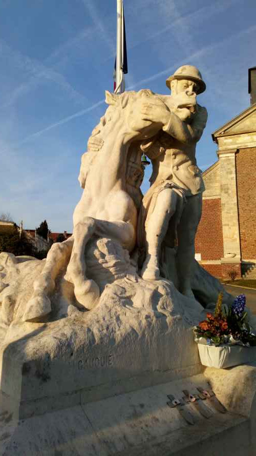 Le Monument à la 58e division britannique. Animaux soldats.